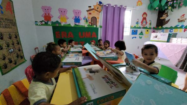 Secretaria de Educação entrega materiais didáticos para as creches municipais