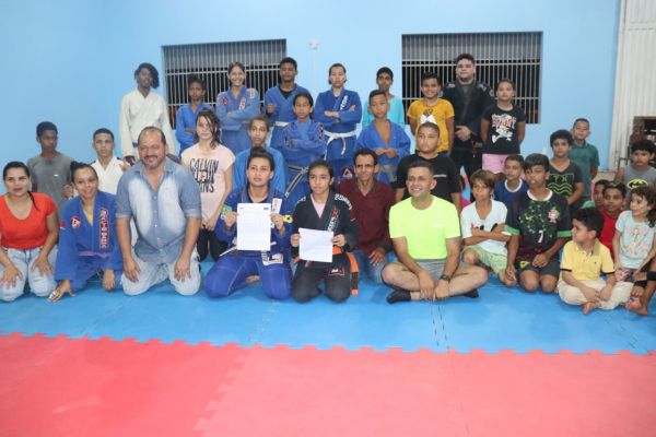 Atletas recebem passagens para disputar campeonato brasileiro de Jiu Jitsu
