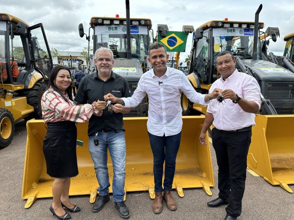 Candeias recebe duas Retroescavadeiras do Governo Estadual para fortalecer os serviços nas estradas