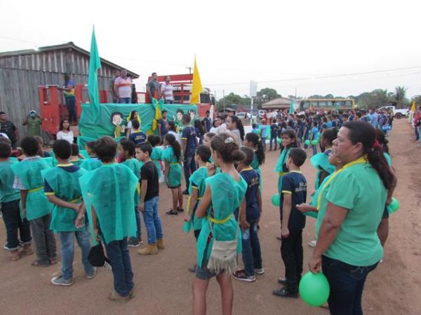 Mário Covas realizou desfile cívico na Vila Nova Samuel