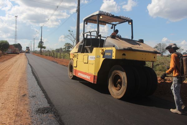 Prefeitura avança nas obras de pavimentação da Av. Brasília
