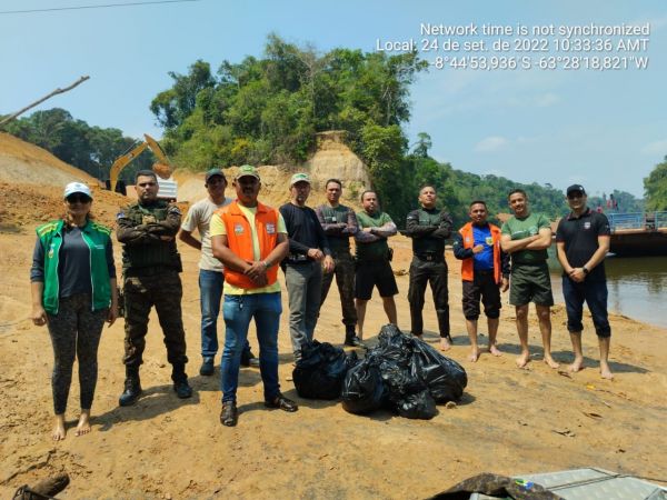 SEMAM realiza ação de limpeza às margens do Rio Jamari 