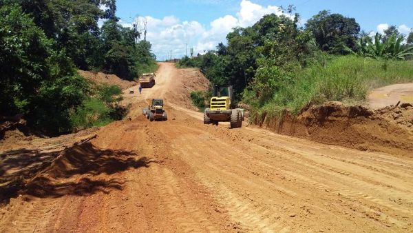 Semob realiza recuperação e manutenção de estradas vicinais na Vila Samuel