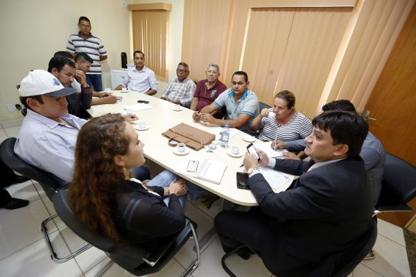 Prefeito Chico Pernambuco acompanhado com secretários municipais e vereadores visitam deputado