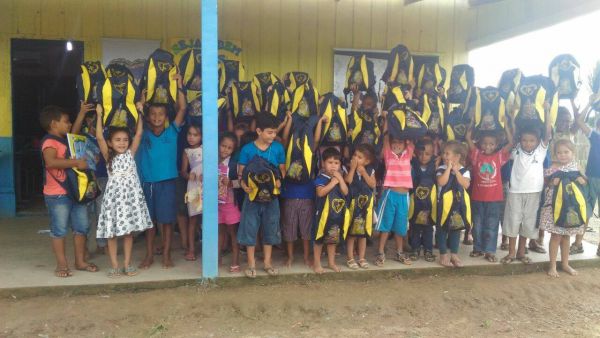 Crianças e adolescentes são contemplados com kits pedagógicos no Flor do Amazonas