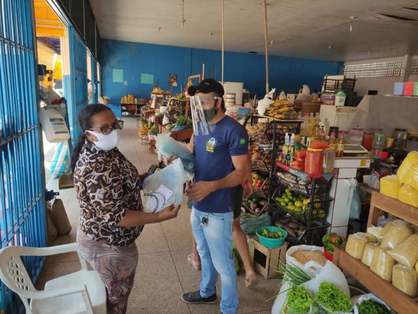 SEMAGRI entrega protetores faciais para feirantes