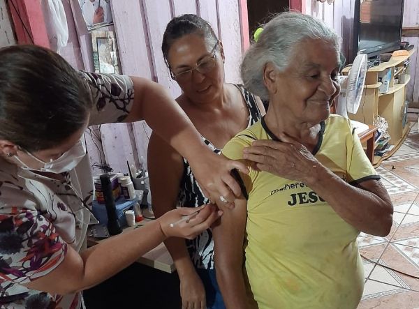 Idosos de 80 anos são vacinados na Vila Nova Samuel