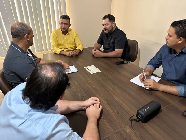 Prefeito Valteir Queiroz reúne-se com técnicos do DER para tratar de estradas vicinais da Nova Samue
