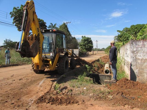 Prefeitura coloca manilhas para canalização de esgoto no Bairro Novo Horizonte