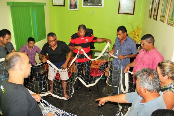 Projeto Pintando a Liberdade doa material esportivo para Candeias do Jamari