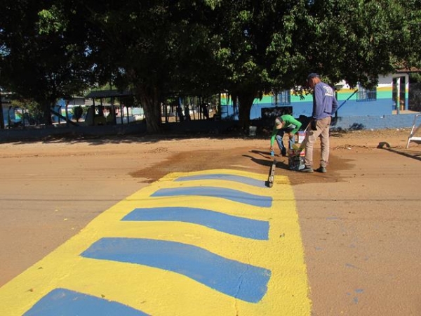 Prefeitura inicia pintura dos quebra-molas em Candeias do Jamari
