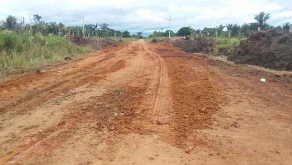 Em parceria com madeireiros, prefeitura recupera trechos críticos de linhas em Candeias do Jamari