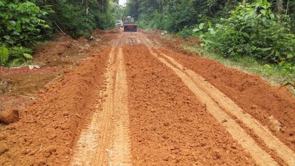 Prefeitura continua na recuperação de estradas rurais da vila nova Samuel