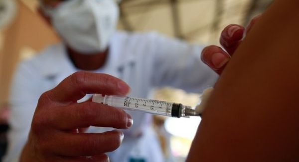 VACINAÇÃO COVID-19: Governo recomenda suspensão de vacinação contra Covid de jovens sem comorbidades