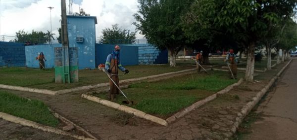 SERVIÇOS PÚBLICOS: Semusp realiza serviço de roço e limpeza na Praça Central