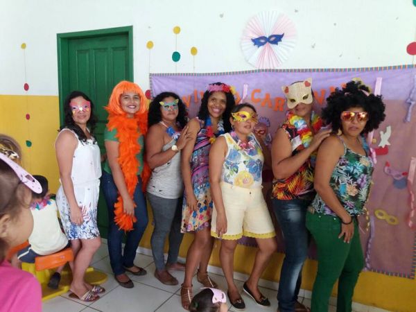 Escolas da rede municipal de Candeias do Jamari em clima de Carnaval