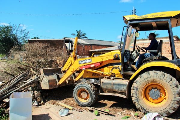 Limpeza urbana continua em Candeias do Jamari