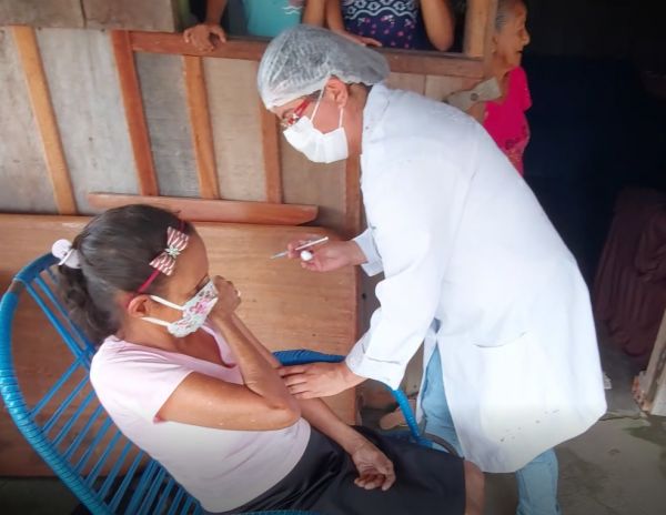 Covid-19: Prefeito acompanha vacinação no Rancho Alegre