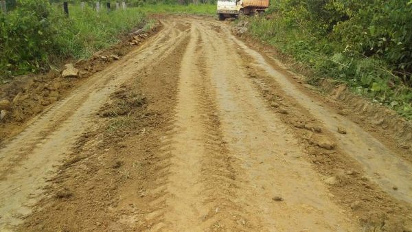 Prefeitura recupera pontos críticos das estradas vicinais na Vila Nova Samuel