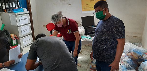 Distribuição de cestas básicas e máscaras para os trabalhadores informais de Candeias do Jamari