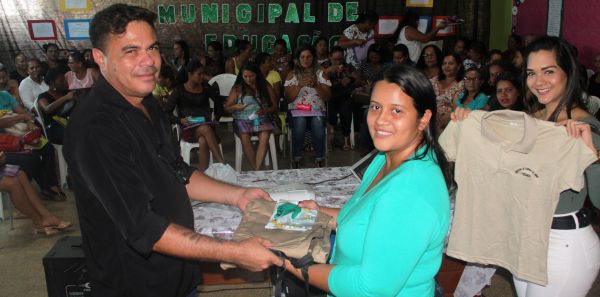 Prefeitura de Candeias do Jamari entrega kits de uniformes para merendeiras
