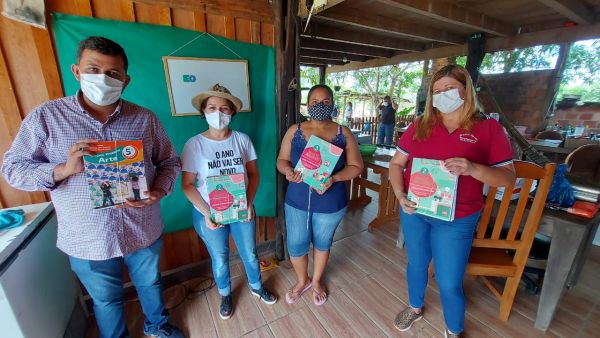 SEMED realiza entrega de livros didáticos para alunos da Zona Rural