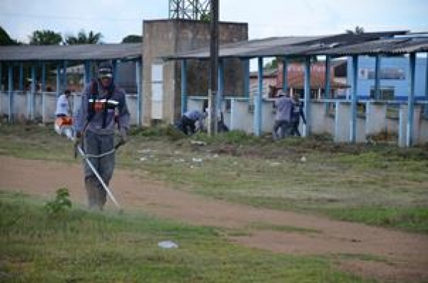 Candeias recebe serviços de limpeza nos campos de futebol