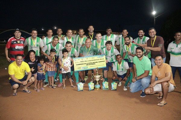 Prefeito Valteir Queiroz entrega troféu para campeão da II Copa Miguel Queiroz ao Candeias Master