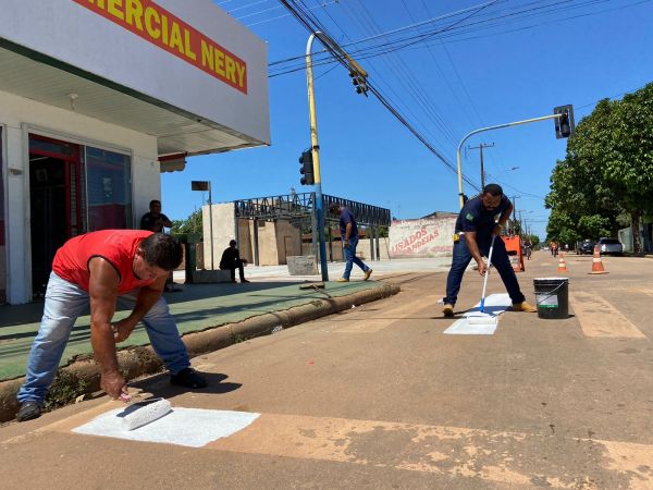 Prefeitura pinta faixa de pedestres para garantir mais segurança à população