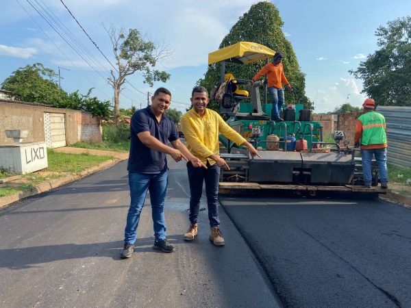 Prefeito Valteir Queiroz acompanha obras de asfalto do &#039;Tchau Poeira&#039; na rua 34