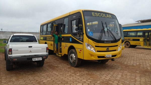 Secretaria de Educação de Candeias do Jamari recebe ônibus para transporte escolar