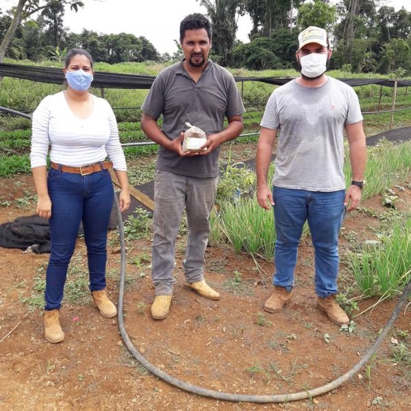 Secretário de Agricultura visita produtores no Flor do Candeias