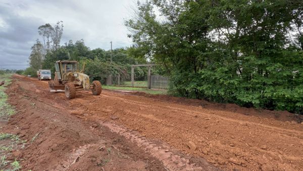 Prefeitura recupera estrada e beneficia comunidade do Pamos