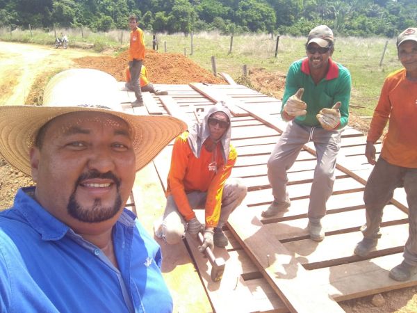 Prefeitura Junto com a secretaria de Obras constrói nova ponte de madeira em Candeias do Jamari