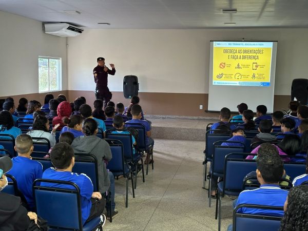 SEMSET em parceria com a PM realiza palestra sobre o Maio Amarelo na escola Jaime Barcessat