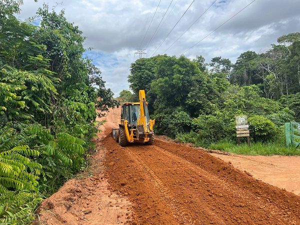 Prefeitura de Candeias do Jamari segue recuperando estradas vicinais no município