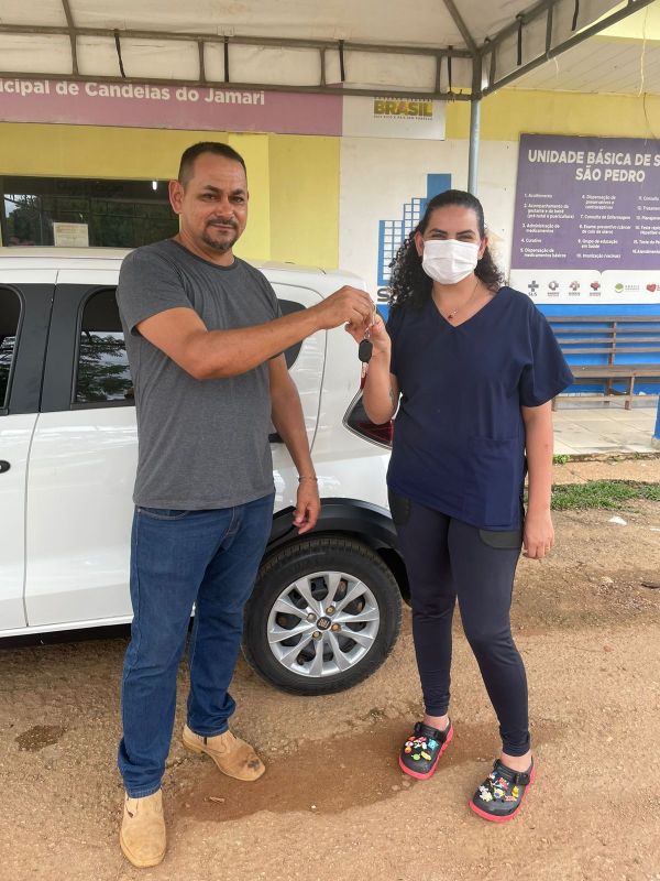 Prefeito Aussemir Almeida entrega veículo à Unidade de Saúde do Distrito de Triunfo