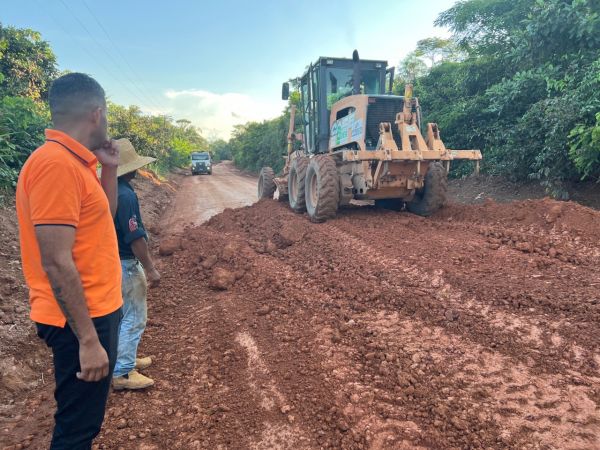 Prefeito acompanha trabalho de recuperação da estrada do Rio Preto