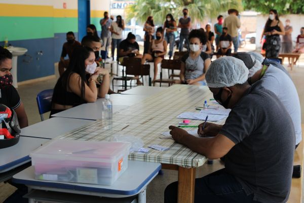 Prefeitura começa a vacinar jovens de 19 anos sem comorbidades