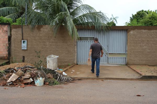 Prefeitura notifica moradores por descarte irregular em calçadas