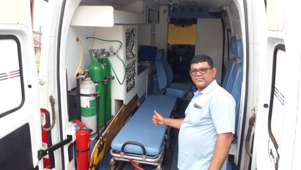 Prefeito entrega ambulância para atender população de Triunfo