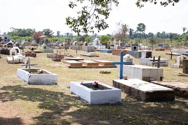 Cemitérios de Candeias passam por mutirão de limpeza para o Dia de Finados