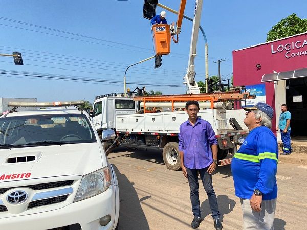 Semáforo passa por manutenção em Candeias do Jamari